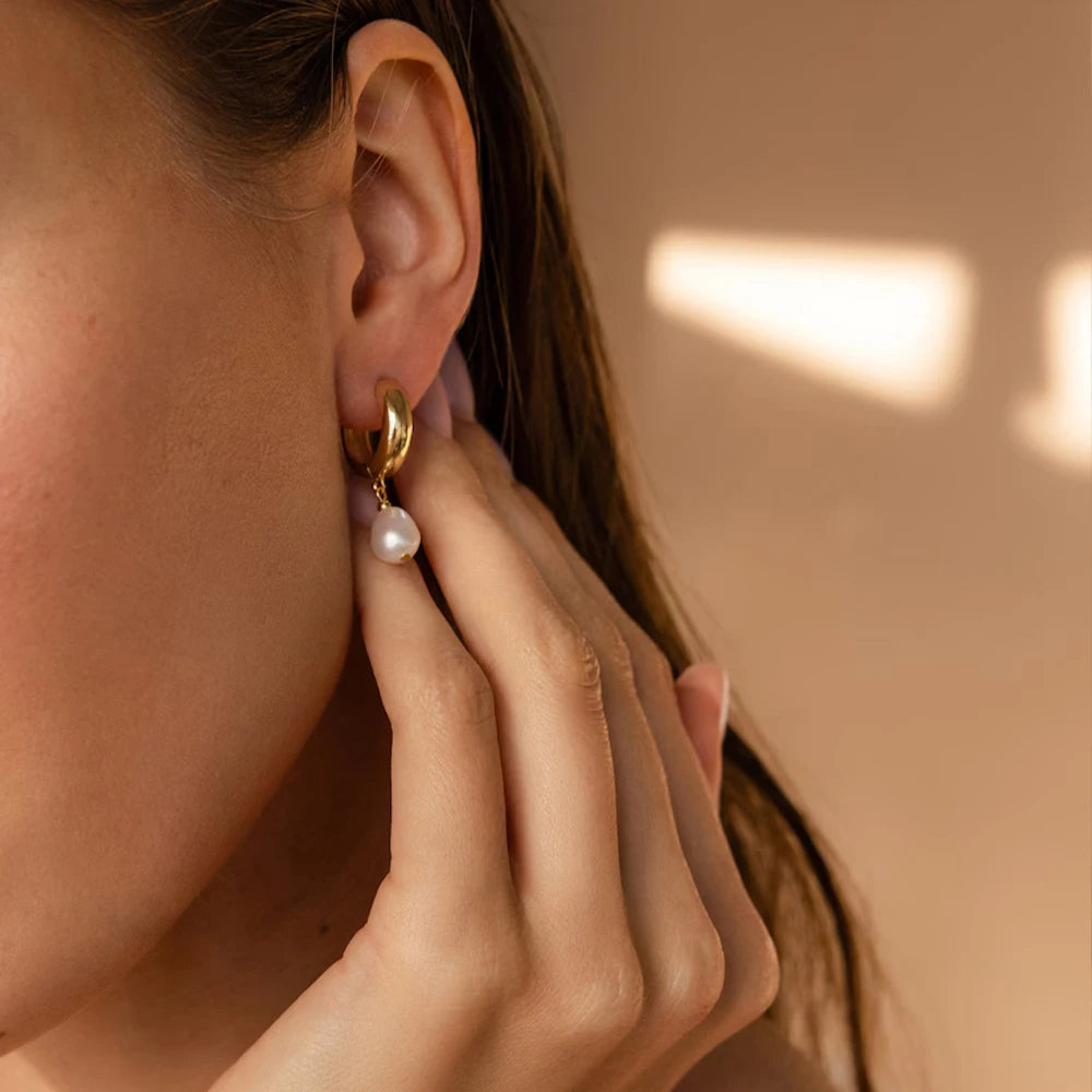 Brinco de Pérola Natural – Acessório Sofisticado e Atemporal
