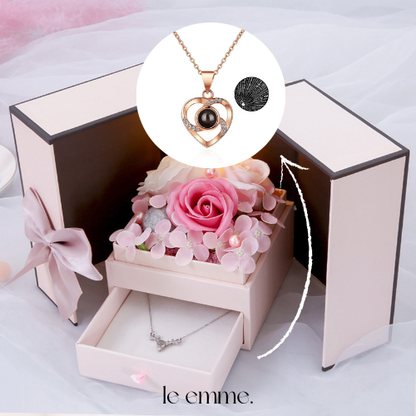 Colar Eu Te Amo 100 idiomas Caixa com Flor